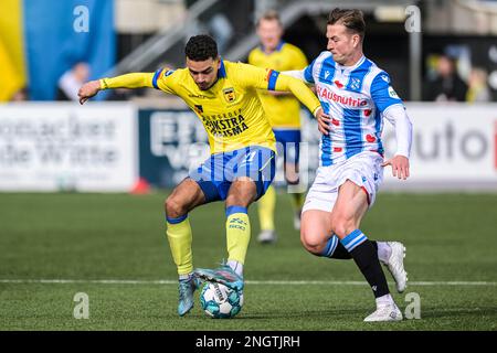 LEEUWARDEN - (lr) Daniel van Kaam de SC Cambuur, Simon Olsson de SC Heerenveen pendant le match de première ligue néerlandais entre SC Cambuur et sc Heerenveen au stade Cambuur sur 19 février 2023 à Leeuwarden, pays-Bas. ANP GERRIT VAN COLOGNE Banque D'Images