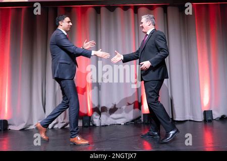Édimbourg, Écosse, Royaume-Uni. 19 février 2023. Sir Keir Starmer prononce un discours d'ouverture à la Conférence écossaise du travail dans les salles de réunion d'Édimbourg. Anas Sarwar salue Starmer après le discours. Iain Masterton/Alay Live News Banque D'Images