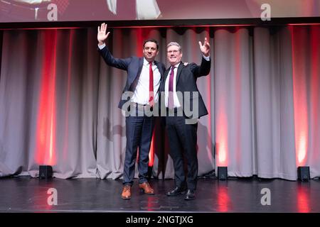 Édimbourg, Écosse, Royaume-Uni. 19 février 2023. Sir Keir Starmer prononce un discours d'ouverture à la Conférence écossaise du travail dans les salles de réunion d'Édimbourg. Anas Sarwar salue Starmer après le discours. Iain Masterton/Alay Live News Banque D'Images