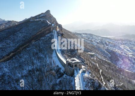 Pékin, Chine. 19th févr. 2023. Cette photo aérienne prise le 19 février 2023 montre le paysage de neige de la section de Simatai de la Grande Muraille à Beijing, capitale de la Chine. Credit: Chen Yehua/Xinhua/Alay Live News Banque D'Images