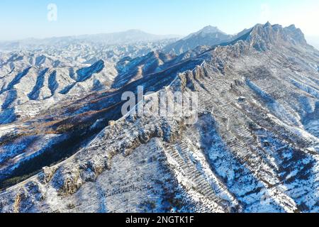 Pékin, Chine. 19th févr. 2023. Cette photo aérienne prise le 19 février 2023 montre le paysage de neige de la section de Simatai de la Grande Muraille à Beijing, capitale de la Chine. Credit: Chen Yehua/Xinhua/Alay Live News Banque D'Images