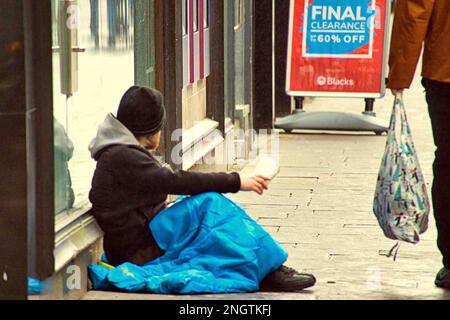 Glasgow, Écosse, Royaume-Uni 19th février 2023. Les sans-abri implorent de faire du shopping sur Buchanan Street, le style Mile of Scotland reflétant la dystopie au cœur de la ville. Crédit Gerard Ferry/Alay Live News Banque D'Images