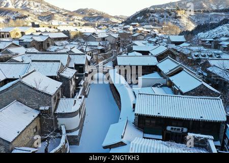 Pékin, Chine. 19th févr. 2023. Cette photo aérienne prise le 19 février 2023 montre les paysages de neige de la ville aquatique de Gubei à Beijing, capitale de la Chine. Credit: CAI Yang/Xinhua/Alay Live News Banque D'Images