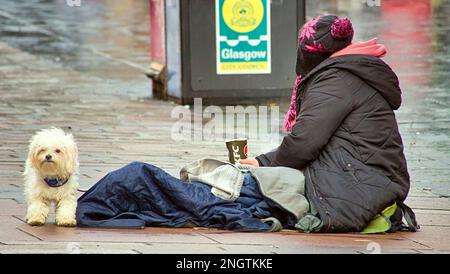 Glasgow, Écosse, Royaume-Uni 19th février 2023. Les sans-abri implorent de faire du shopping sur Buchanan Street, le style Mile of Scotland reflétant la dystopie au cœur de la ville. Crédit Gerard Ferry/Alay Live News Banque D'Images