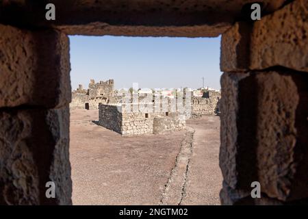 La première mosquée construite au milieu du château désertique de Qasr al-Azraq, en Jordanie. Crédit: MLBARIONA/Alamy stock photo Banque D'Images