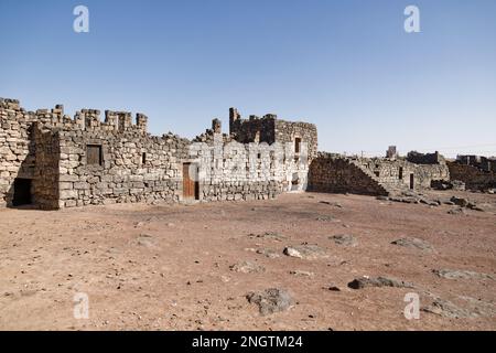 Les murs est de Qasr al-Azraq, un château désertique situé à environ 62 mi (100 km) à l'est d'Amman, en Jordanie. Crédit: MLBARIONA/Alamy stock photo Banque D'Images