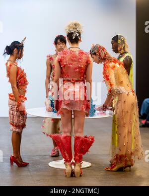 Londres, Royaume-Uni. 19 février 2023. Les modèles portent un regard de Mata Durikovic, créé à partir de cuir de cristal bioplastique (comestible), dans le spectacle de passerelle MADBYMAD pendant la semaine de la mode de Londres (LFW) au Fashion Scout où des créations pour l'automne/hiver 2023 (AW23) de nouveaux designers sont présentées. Cet événement de cinq jours présente des spectacles de passerelle, des présentations et d'autres événements de plus de 116 000 designers de la capitale. Credit: Stephen Chung / Alamy Live News Banque D'Images