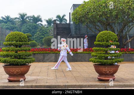 HANOÏ, VIETNAM - 26 DÉCEMBRE 2022 : changement de la garde devant le mausolée de Ho Chi Minh Banque D'Images