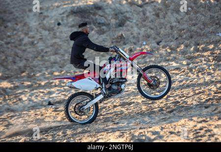 Gaza, Palestine. 17th févr. 2023. Un palestinien conduit une moto et montre ses compétences lors de l'événement de 'dérive hebdomadaire' à Rafah, dans le sud de la bande de Gaza (photo par Yousef Masoud/SOPA Images/Sipa USA) Credit: SIPA USA/Alay Live News Banque D'Images