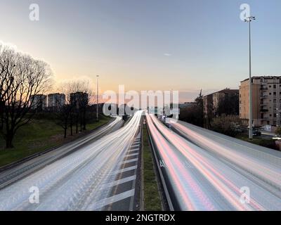 Une image fantastique de l'autoroute de Milan au coucher du soleil Banque D'Images