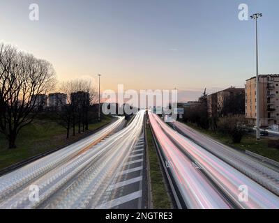 Une image fantastique de l'autoroute de Milan au coucher du soleil Banque D'Images