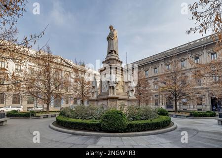 Statue de léonard de Vinci, Piazza Scala, Milan, Italie Banque D'Images