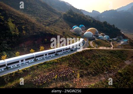 Un hôtel 4 étoiles conçu en forme de train à la zone touristique du complexe de l'île MOC Chau, district de MOC Chau, province de son la, Vietnam. Banque D'Images