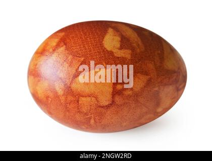 Œuf de Pâques teint avec des peaux d'oignon isolées sur fond blanc. Concept de Pâques naturelle. Oeuf de Pâques décoré de forme de coeur, effet marbre. Banque D'Images