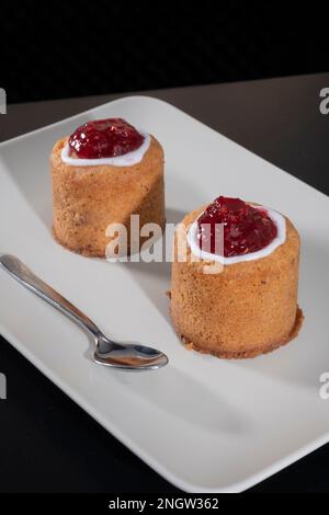 Helsinki / Finlande - 19 FÉVRIER 2022 : cuisine finlandaise traditionnelle - la torte de Runeberg porte le nom du poète national finlandais Johan Ludvig Runeberg. F Banque D'Images