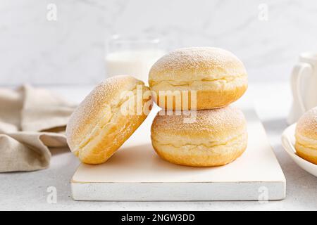 Donut Berliner. Beignet allemand traditionnel avec confiture de framboises, saupoudrés de sucre glace Banque D'Images