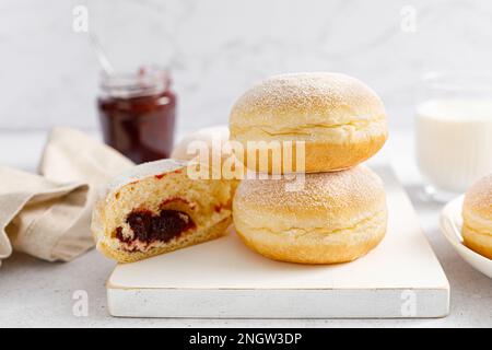 Donut Berliner. Beignet allemand traditionnel avec confiture de framboises, saupoudrés de sucre glace Banque D'Images