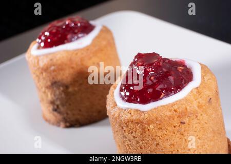 Helsinki / Finlande - 19 FÉVRIER 2022 : cuisine finlandaise traditionnelle - la torte de Runeberg porte le nom du poète national finlandais Johan Ludvig Runeberg. F Banque D'Images