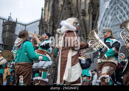 Cologne, Allemagne - 18 février 2023: Du 16th au 22nd février 2023, des milliers de fêtards convergereront vers l'ancien marché de Cologne, Allemagne pour célébrer l'ouverture du Carnaval de Cologne, également connu sous le nom de "Crazy Days". Credit: Sinai Noor/Alay Live News Banque D'Images