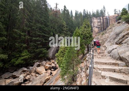 Sentier et escaliers qui montent à la base des chutes de Vernal, avec quelques touristes avec des sacs à dos monter .Yosemite NP Banque D'Images