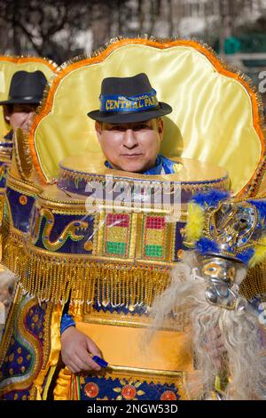 Paris, France. 19th févr. 2023. Le cavalcade du Carnaval de Paris 26th part de la place Gambetta à la place de la République sur 19 février 2023. Banque D'Images
