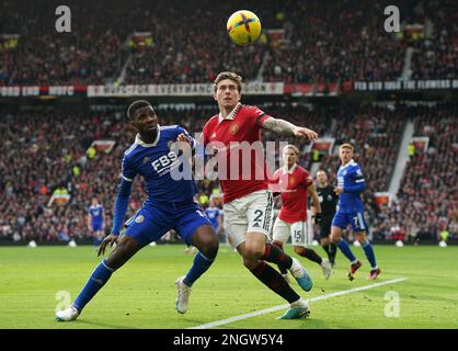 Le Kelechi Iheanacho de Leicester City (à gauche) et le Victor Lindelox de Manchester United se battent pour le ballon lors du match de la Premier League au stade Old Trafford, à Manchester. Date de la photo: Dimanche 19 février 2023. Banque D'Images