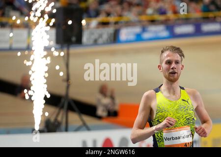 APELDOORN, PAYS-BAS - FÉVRIER 19 : Tim Verbaandert en compétition sur les 3000m hommes lors des championnats néerlandais Athlétisme en intérieur 2023 à Omnisport sur 19 février 2023 à Apeldoorn, pays-Bas (photo de Patrick Goosen/Orange Pictures) Banque D'Images