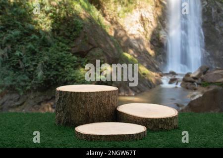 table en bois podium à l'extérieur cascade vert luxuriante forêt tropicale nature background.organic produit naturel sain présent placement socle co Banque D'Images