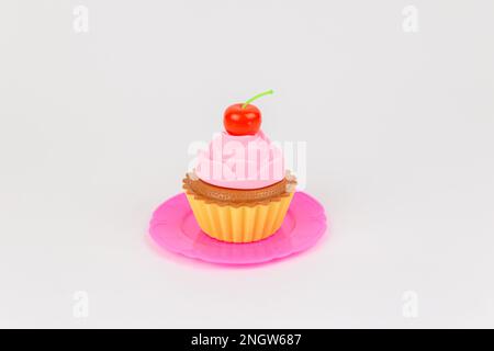 un petit gâteau pour enfants sur fond blanc Banque D'Images
