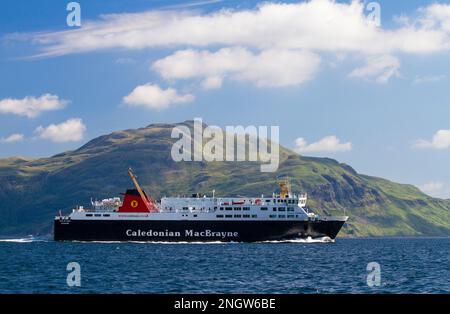 Le Caledonian MacBrayne ferry, MV île de Lewis ferry de passagers fait le chemin à Oban le long de la baie de Mull, passant Ben Hiant en Ardnamurchan. Banque D'Images