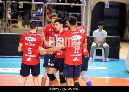 Taranto, Italie. 18th févr. 2023. Exultation PRISMA Taranto. Pendant Gioiella Prisma Taranto vs Emma Villas Aubay Siena, Volleyball Italien Serie A Men SuperLeague Championship à Taranto, Italie, 18 février 2023 Credit: Independent photo Agency/Alay Live News Banque D'Images