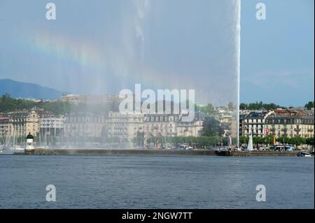 Genève fête les rives du lac Léman entre les espaces verts et immeubles rigides. Le canton de Genève est une véritable enclave dans les frontières Banque D'Images