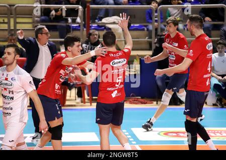 Taranto, Italie. 18th févr. 2023. Exultation PRISMA Taranto. Pendant Gioiella Prisma Taranto vs Emma Villas Aubay Siena, Volleyball Italien Serie A Men SuperLeague Championship à Taranto, Italie, 18 février 2023 Credit: Independent photo Agency/Alay Live News Banque D'Images