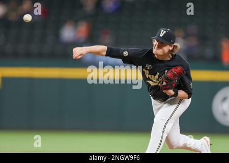 18 février 2023: Commodore Pitcher Thomas Schultz #66 œuvres de la monticule. Vanderbilt défait l'État de l'Oklahoma 11-9 à Arlington, TX, Richey Miller/CSM Banque D'Images