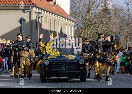 Radeburg, Allemagne. 19th févr. 2023. Un Trabant avec une étoile Mercedes se déplace dans le défilé de carnaval dans la petite ville saxonne de Radeburg. C'est l'un des plus grands de ce genre en Saxe. Credit: Daniel Schäfer/dpa/Alay Live News Banque D'Images