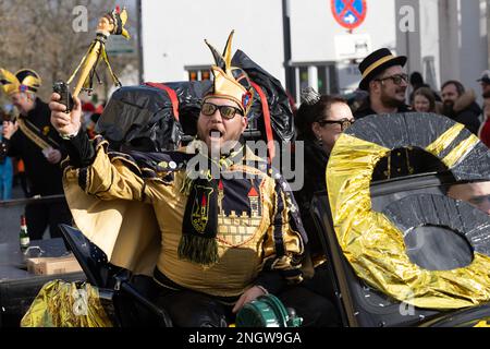 Radeburg, Allemagne. 19th févr. 2023. Un homme avec un sceptre est assis dans un Trabant pendant le défilé de carnaval dans la petite ville saxonne de Radeburg. C'est l'un des plus grands de ce genre en Saxe. Credit: Daniel Schäfer/dpa/Alay Live News Banque D'Images