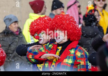 Radeburg, Allemagne. 19th févr. 2023. Deux clowns défilent à travers la petite ville saxonne de Radeburg pendant la procession de carnaval. C'est l'un des plus grands de ce genre en Saxe. Credit: Daniel Schäfer/dpa/Alay Live News Banque D'Images