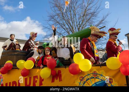 Radeburg, Allemagne. 19th févr. 2023. Une femme jette un lopop dans la foule lors d'un défilé de carnaval dans la petite ville saxonne de Radeburg. C'est l'un des plus grands de ce genre en Saxe. Credit: Daniel Schäfer/dpa/Alay Live News Banque D'Images