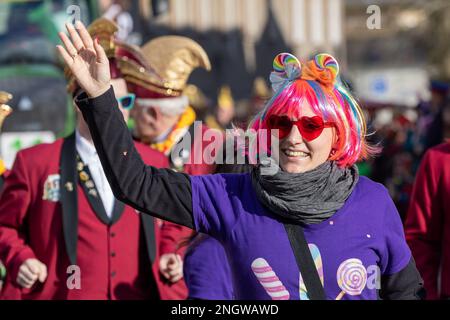 Radeburg, Allemagne. 19th févr. 2023. Une femme se fait la vague vers la foule pendant le défilé de carnaval dans la petite ville saxonne de Radeburg. C'est l'un des plus grands de ce genre en Saxe. Credit: Daniel Schäfer/dpa/Alay Live News Banque D'Images