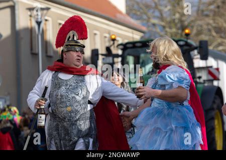 Radeburg, Allemagne. 19th févr. 2023. Deux hommes dansent dans la rue pendant la procession de carnaval dans la petite ville saxonne de Radeburg. C'est l'un des plus grands de ce genre en Saxe. Credit: Daniel Schäfer/dpa/Alay Live News Banque D'Images