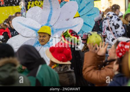 Radeburg, Allemagne. 19th févr. 2023. Les gens célèbrent le défilé de carnaval dans la petite ville saxonne de Radeburg. C'est l'un des plus grands de ce genre en Saxe. Credit: Daniel Schäfer/dpa/Alay Live News Banque D'Images