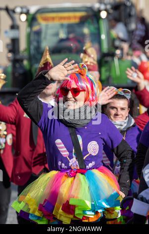 Radeburg, Allemagne. 19th févr. 2023. Une femme se fait la vague vers la foule pendant le défilé de carnaval dans la petite ville saxonne de Radeburg. C'est l'un des plus grands de ce genre en Saxe. Credit: Daniel Schäfer/dpa/Alay Live News Banque D'Images