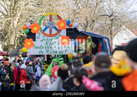 Radeburg, Allemagne. 19th févr. 2023. Un flotteur au défilé de carnaval dans la petite ville saxonne de Radeburg. Cette parade est l'une des plus grandes de ce genre dans toute la Saxe. Credit: Daniel Schäfer/dpa/Alay Live News Banque D'Images