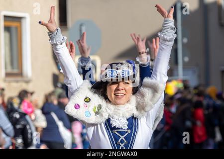 Radeburg, Allemagne. 19th févr. 2023. Plusieurs femmes marchent en formation dans la rue au défilé de carnaval dans la petite ville saxonne de Radeburg. C'est l'un des plus grands de ce genre en Saxe. Credit: Daniel Schäfer/dpa/Alay Live News Banque D'Images