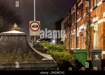 Rangée de maisons mitoyennes de classe moyenne/classe ouvrière dans la banlieue de Cardiff la nuit Banque D'Images