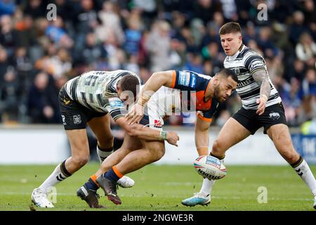 Suaia Matagi de Castleford Tigers cherche du soutien lors du match de la Super League de Betfred au MKM Stadium de Hull. Date de la photo: Dimanche 19 février 2023. Banque D'Images