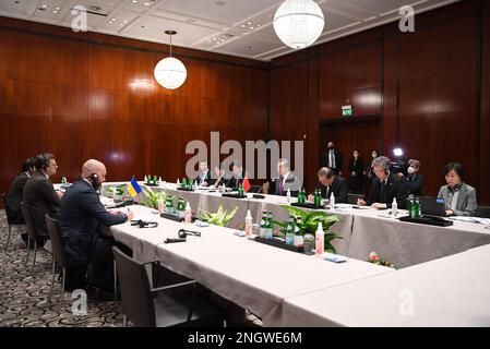 Munich, Munich Conférence sur la sécurité à Munich. 18th févr. 2023. Wang Yi (4th R), membre du Bureau politique du Comité central du Parti communiste de Chine (PCC) et directeur du Bureau de la Commission des affaires étrangères du Comité central du PCC, rencontre Dmytro Kuleba (2nd L), ministre ukrainien des affaires étrangères, En marge de la Conférence de Munich sur la sécurité 59th, qui se tiendra à Munich, en Allemagne, le 18 février 2023. Crédit: REN Pengfei/Xinhua/Alay Live News Banque D'Images