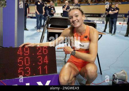 APELDOORN - Femke bol avec le record du monde en 400m pendant la deuxième journée des championnats d'athlétisme en salle néerlandais. ANP OLAF KRAAK Banque D'Images