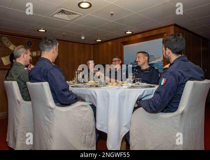 221128-N-MW880-2055 NAPLES (Italie) (28 novembre 2022) Capt Dave Pollard, commandant du porte-avions de la classe Nimitz USS George H.W. Bush (CVN 77), mange un déjeuner avec des officiers de la Marine italienne Carlo Bergamini-classe frégate SA Carabinière (F 593) lors d'une visite de leur navire à Naples, Italie, le 28 novembre 2022. Le George H.W. Bush Carrier Strike Group est en cours de déploiement aux États-Unis Marine Forces Europe zone d'opérations, employée par les États-Unis Sixième flotte pour défendre les intérêts des États-Unis, des alliés et des partenaires. Banque D'Images