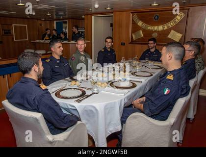 221128-N-MW880-2049 NAPLES (Italie) (28 novembre 2022) Capt Dave Pollard, commandant du porte-avions de la classe Nimitz USS George H.W. Bush (CVN 77), mange un déjeuner avec des officiers de la Marine italienne Carlo Bergamini-classe frégate SA Carabinière (F 593) lors d'une visite de leur navire à Naples, Italie, le 28 novembre 2022. Le George H.W. Bush Carrier Strike Group est en cours de déploiement aux États-Unis Marine Forces Europe zone d'opérations, employée par les États-Unis Sixième flotte pour défendre les intérêts des États-Unis, des alliés et des partenaires. Banque D'Images